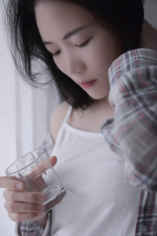 麻麻装睡让你滑进去